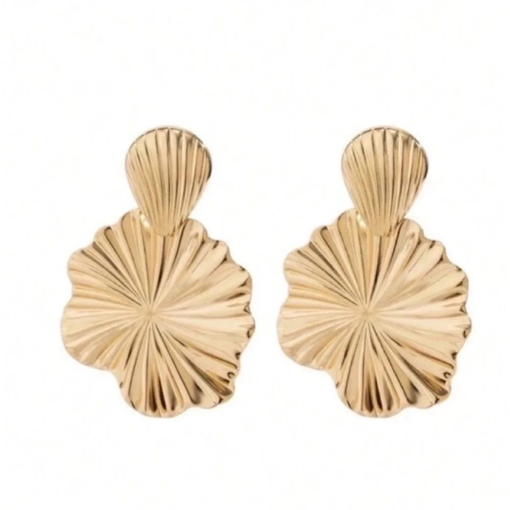 3/$30 New! Juliette Gold Drop Earrings (3033) NWOT - Picture 1 of 2